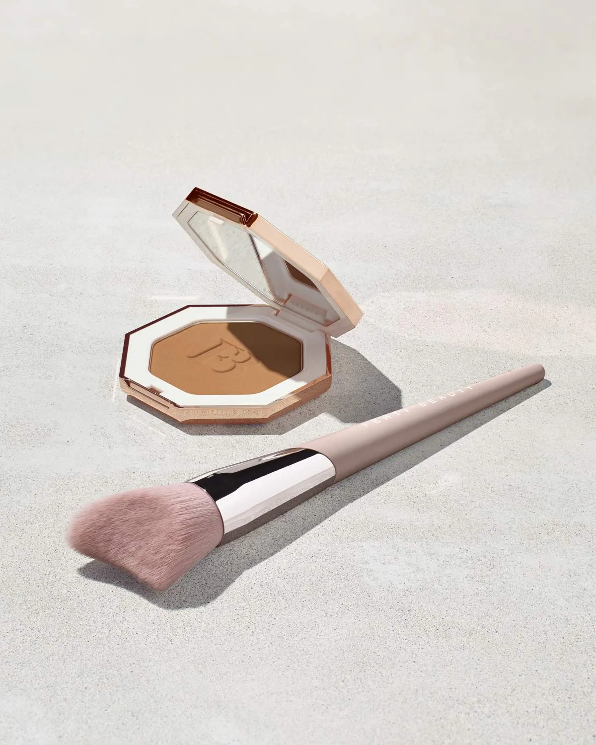 Cheek-Hugging Bronzer Brush 190 Fenty Beauty