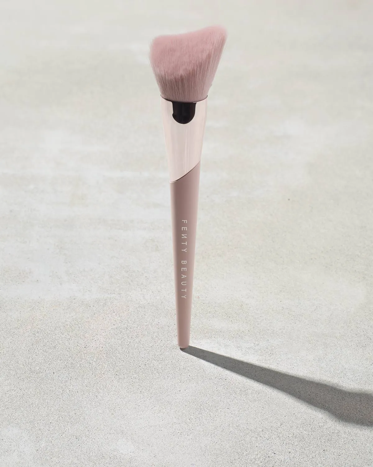 Cheek-Hugging Bronzer Brush 190 Fenty Beauty